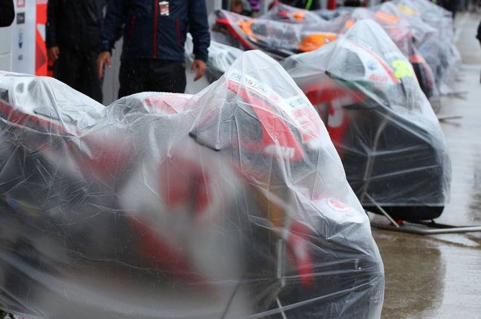Motor MotoGP ditutup agar tidak kena air hujan