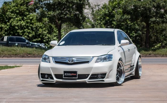 Tampilan depan Toyota Camry bergaya VIP