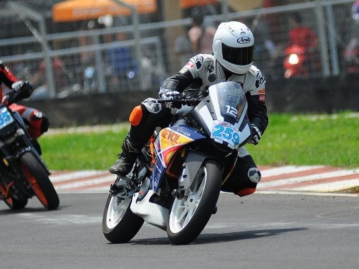 Berangkat dari hobi balap di sirkuit, akhirnya Herman dan tim menggarap KTM RC250 khusus track day.