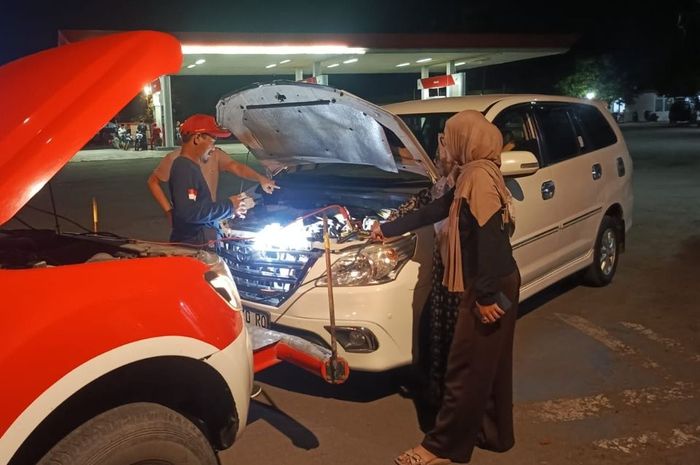 Ilustrasi mobil mogok di jalan