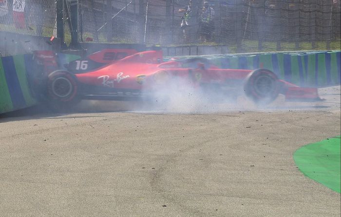 Tak lama berselang, Charles Leclerc (Ferrari) melintir di tikungan terakhir dan membentur pagar pembatas