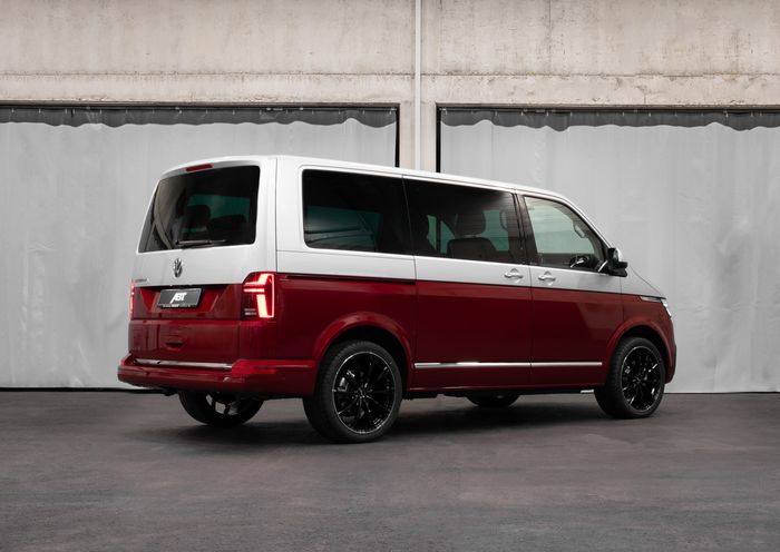 Modifikasi VW Transporter T6 berbodi dual-tone dan pakai body kit sporty