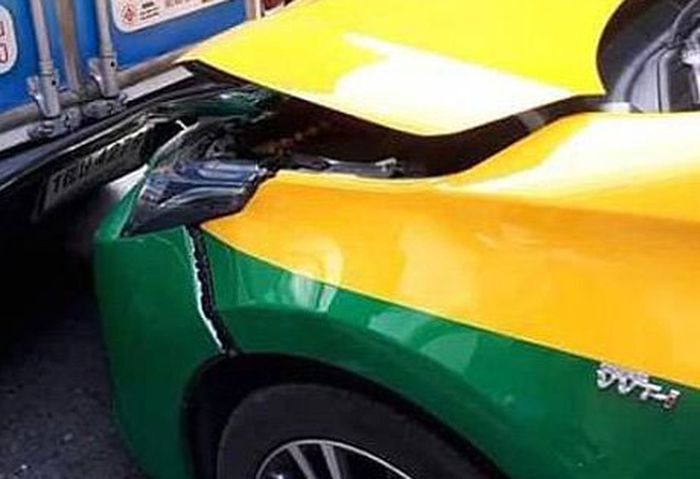 Taksi yang dinaikin cewek yang matanya tertancap tabrak mobil lain