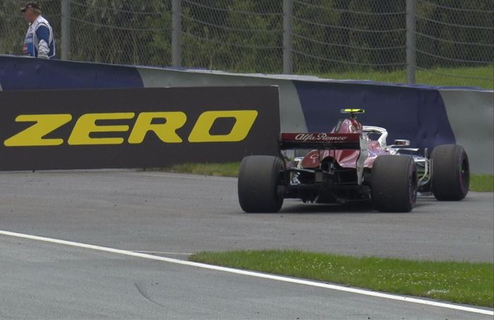Charles Leclerc menghentikan mobilnya di luar lintasan saat latihan ketiga GP F1 Prancis