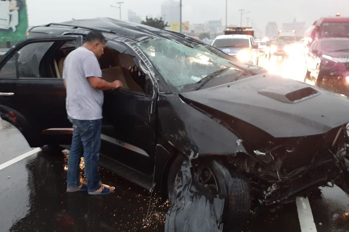 Toyota Fortuner alami kecelakaan