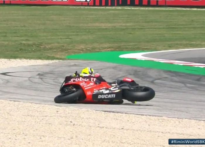 Tapi pada lap kedua race 2 WSBK San Marino, Alvaro Bautista crash