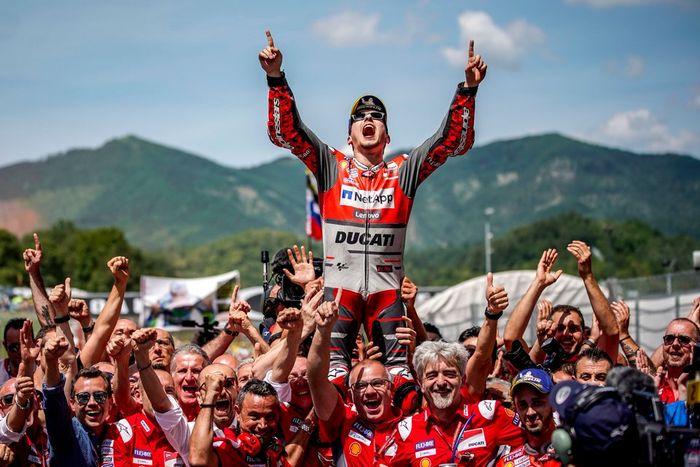 Jorge Lorenzo bersorak bersama tim Ducati