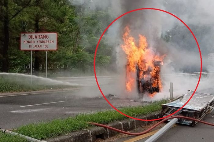 Toyota Alphard yang terbakar di gerbang tol Bintaro Xchange usai tabrak tiang dan terguling