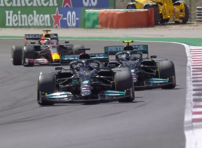 Lewis Hamilton untuk merebut posisi terdepan usai Valtteri Bottas melebar di tikungan satu