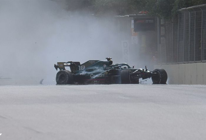 Lap 31, Safety Car diterjunkan usai Lance Stroll mengalami pecah ban di trek lurus sirkuit Baku