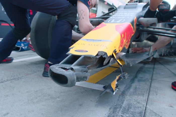 Sayap depan mobil Red Bull RB16 milik Max Verstappen copot setelah crash dalam FP1 F1 Italia 2020