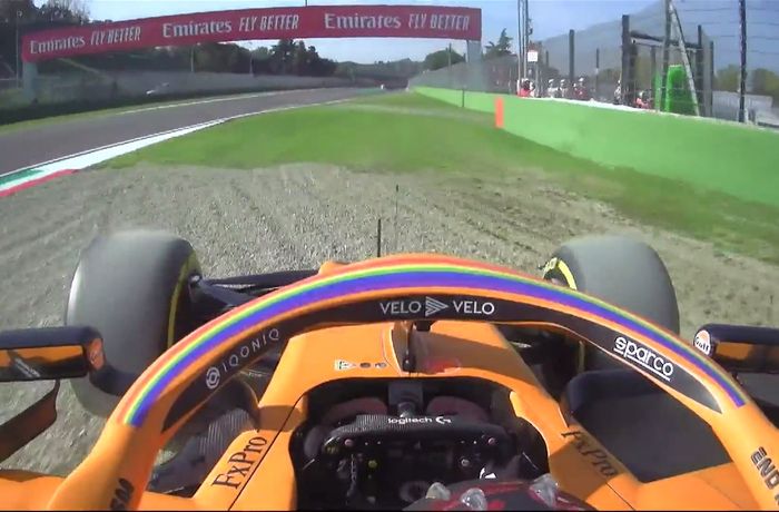 Carlos Sainz (McLaren) melebar saat keluar di tikungan terakhir sirkuit Imola