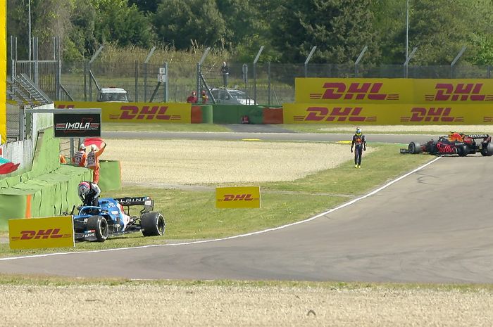Sergio Perez tabrakan dengan Esteban Ocon pada FP1 F1 Emilia Romagna 2021,  Jumat (16/4) akibat gangguan komunikasi