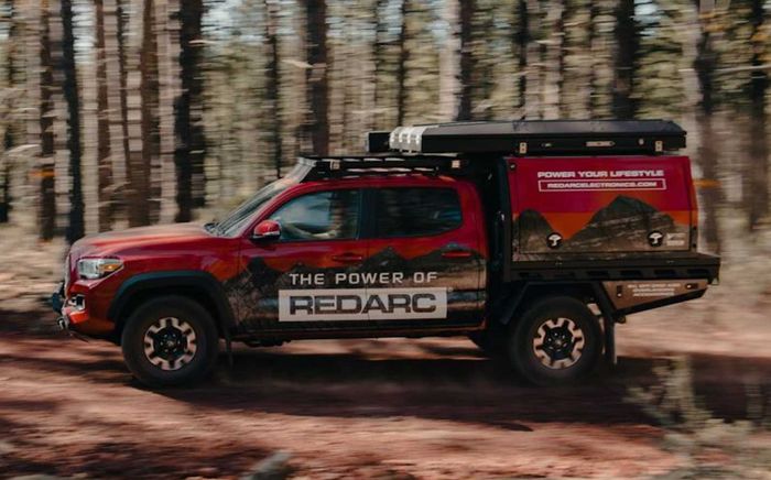 Perancang Toyota Tacoma jadi mobil kemping ini ialah perusahaan Australia, Redarc