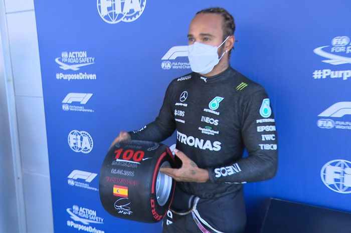 Lewis Hamilton mencetak pole position ke-100 dalam kariernya di balap F1 setelah kualifikasi F1 Barcelona 2021