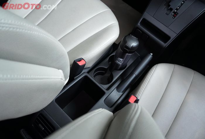 Mazda5 memiliki banyak kompartemen penyimpanan dan juga cup holder