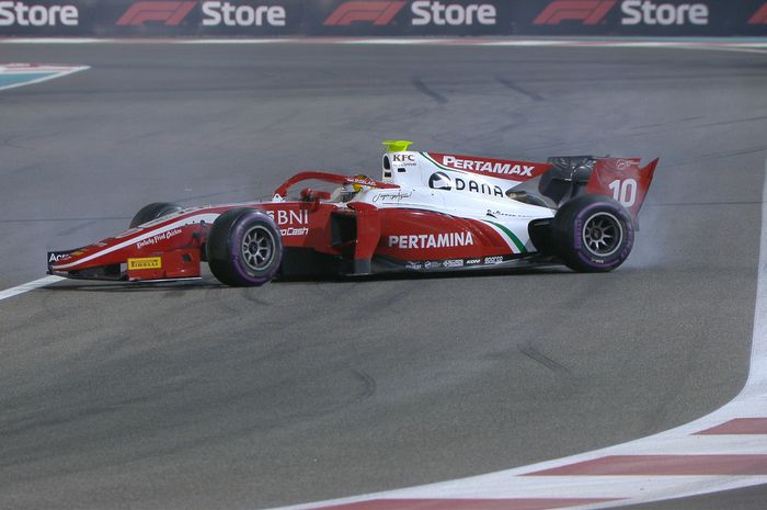 Pembalap Indonesia Sean Gelael sempat melintir dalam menjalani kualifikasi F2 Abu Dhabi