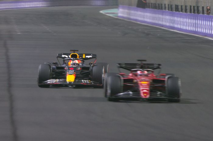 Max Verstappen melakoni duel sengit dengan Charles Leclerc sebelum jadi juara F1 Arab Saudi 2022