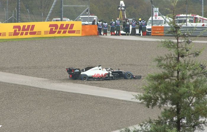 Baru beberapa menit Q1 dilanjutkan, red flag kembali dikibarkan usai Romain Grosjean (Haas) melebar di tikungan pertama