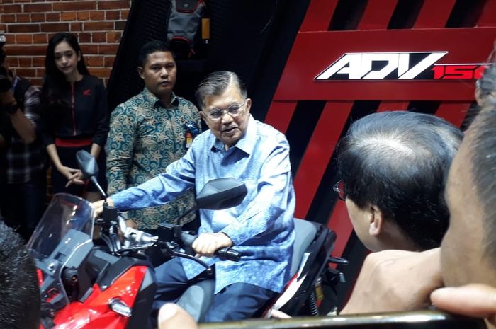 JK berpose diatas Honda X-ADV 150