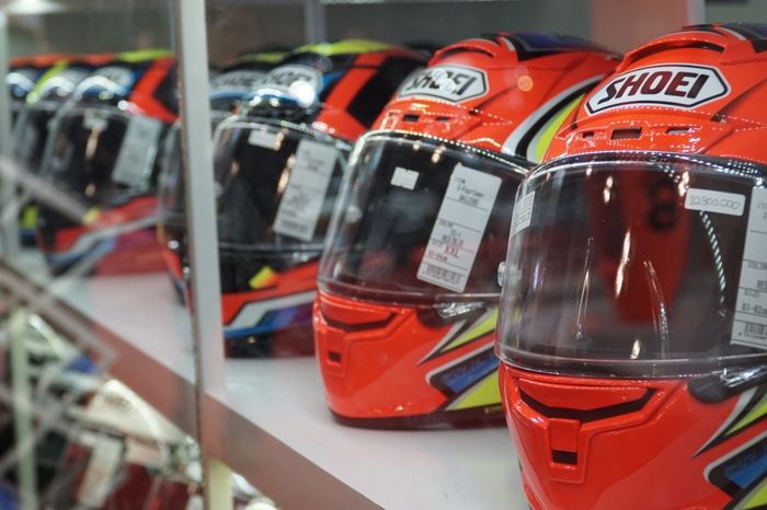 Helm SHOEI sudah mengantongi banyak sertifikasi homologasi dunia seperti ECE (Eropa), DOT(USA), 3C (China), AS (Australia) dan SNI (Indonesia) serta lolos dari standar FIM