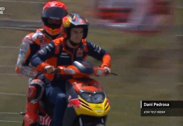 Dani Pedrosa boncengin Marc Marquez