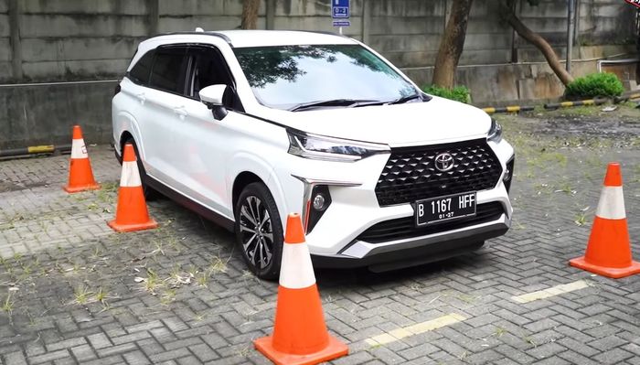 Toyota Veloz Q CVT TSS yang kami gunakan untuk tantangan parkir 360 GridOto Challenge.