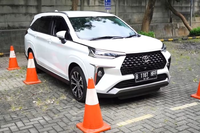 Toyota Veloz Q CVT TSS yang kami gunakan untuk tantangan parkir 360 GridOto Challenge.