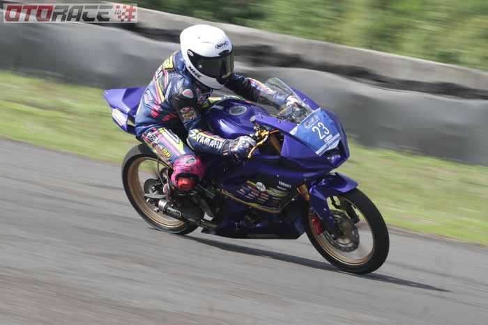 Aksi Gupita Kresna pada kelas R15 Pro Yamaha Sunday Race 2022 seri pertama. 