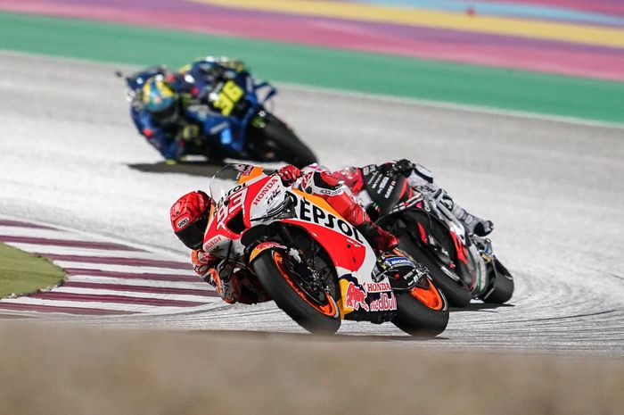 Marc Marquez sebelum disusul pembalap tim Aprilia, Aleix Espargaro pada MotoGP Qatar 2022