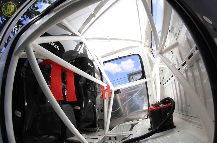 Rollcage Toyota Hilux ini hampir menyerupai rollcage mobil rally WRC. 