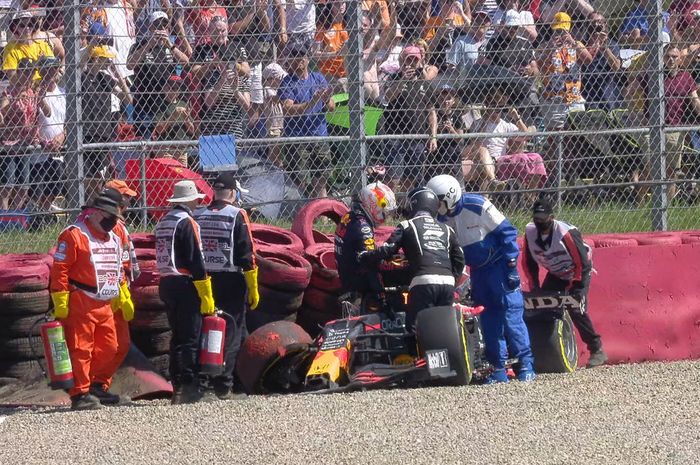 Max Verstappen crash di lap pertama F1 Inggris 2021