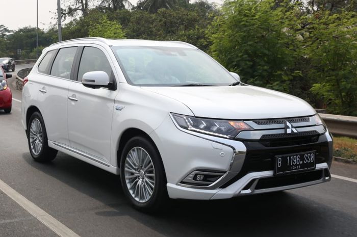 Mitsubishi Outlander PHEV didiskon hingga Rp 400 juta