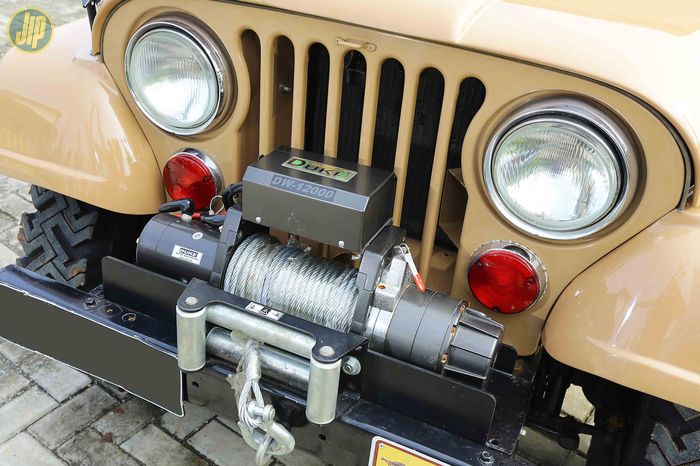 Bumper orisinil Jeep CJ-6 dipasangi Winch elektrik keluaran Duke DW-12000 