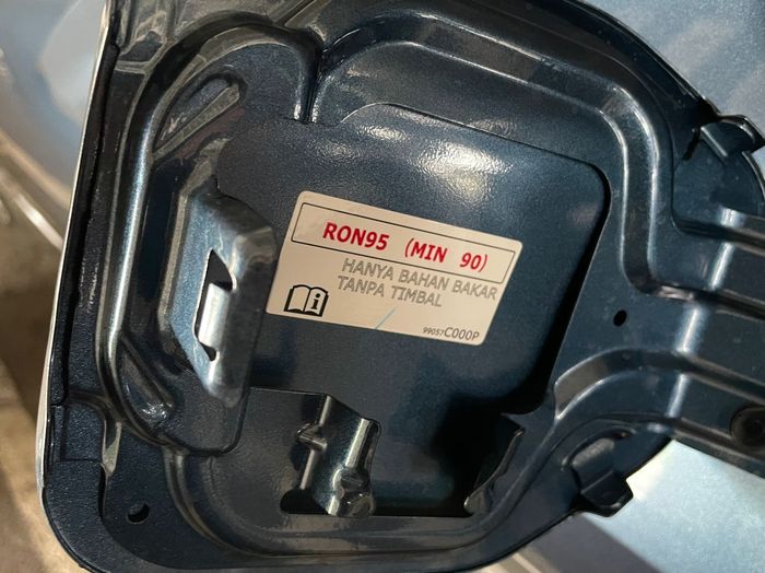 Keterangan anjuran BBM juga tertera di panel tutup tangki BBM