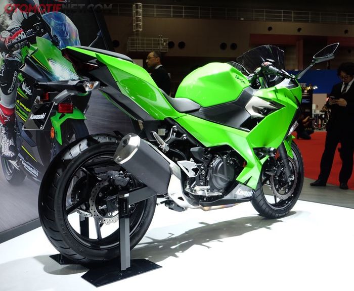 Kawasaki Ninja 250 cc dari data spesifikasinya diklaim menelurkan tenaga maksimum hingga 39 Ps