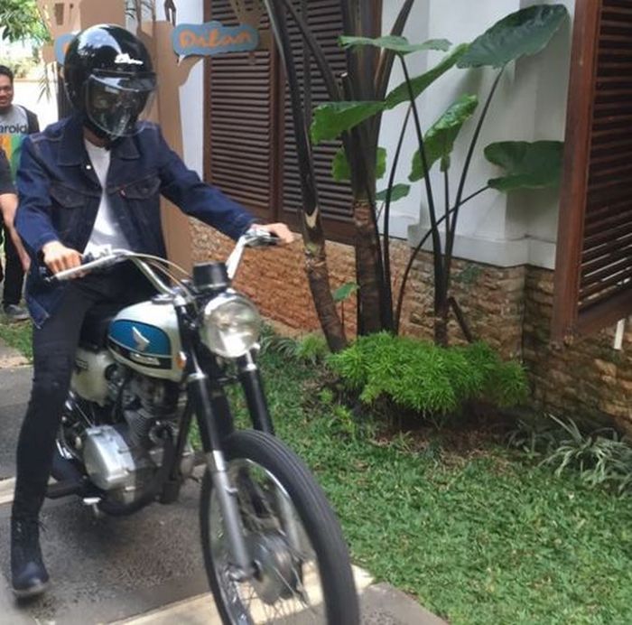  Iqbaal Dhiafakhri Ramadhan naik motor di film Dilan