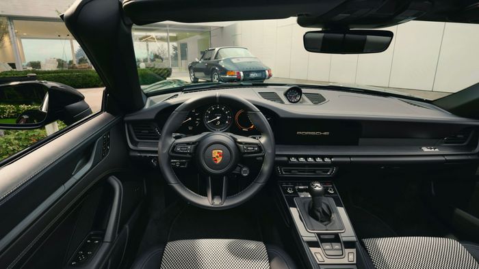 Interior Porsche 911 Targa edisi 50 tahun Porsche Design.