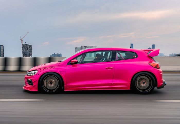 Modifikasi VW Scirocoo street racing dengan dominasi jubah pink