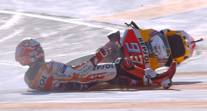 Marc Marquez crash dan dan terjatuh di area run-off beraspal