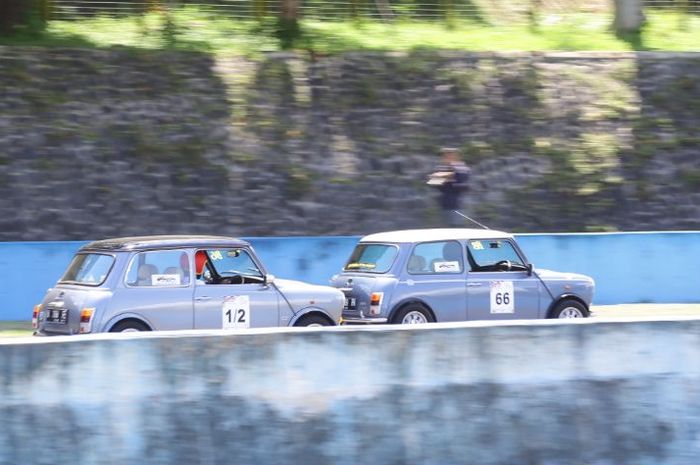 Aksi 'slipstreaming' ala pembalap profesional pun dilakukan agar lebih seru