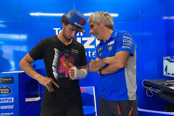 Alex Rins yang cedera patah tulang pergelangan tangan, mengunjungi garasi tim Suzuki Ecstar yang melakukan tes di sirkuit Barcelona setelah MotoGP Catalunya 2022