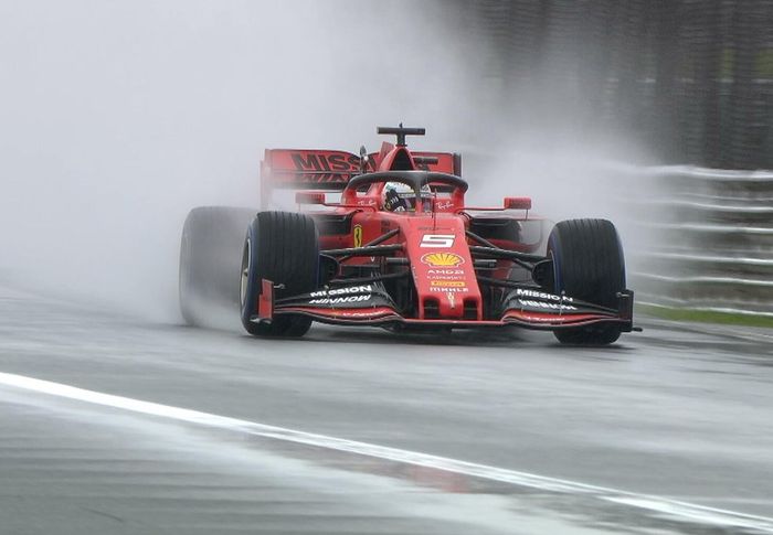 Secara mengejutkan pembalap Ferrari, Sebastian Vettel menjadi yang pertama turun ke lintasan dengan ban basah