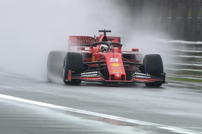 Kangen naik mobil F1 tim Ferrari, Sebastian Vettel dikabarkan telah membangun simulator di rumahnya, ikut sim racing buat obati rindu?