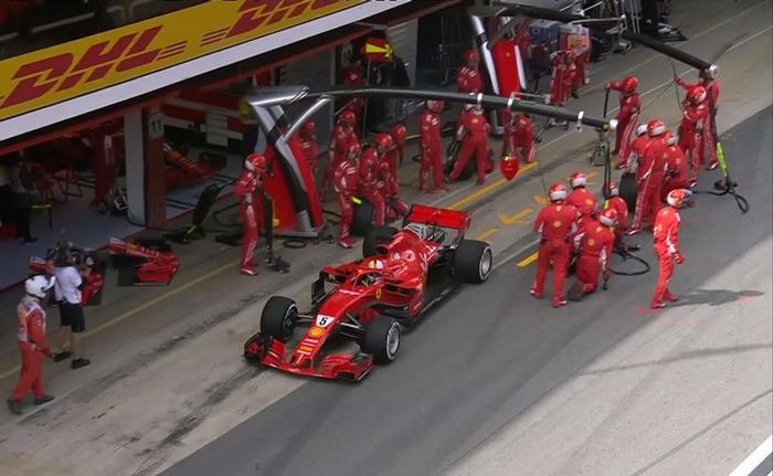 Sebastian Vettel menjalani pit stop keduanya, inilah awal dari kegagalan strategi tim Ferrari yang membuat mereka tidak naik podium di GP F1 Spanyol