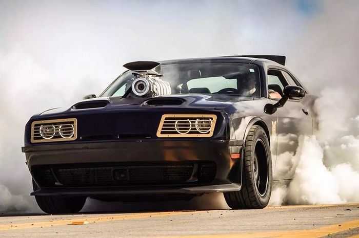 Modifikasi Dodge Challenger Hellcat kena kanibalisme biar mirip Pursuit Special di film Mad Max