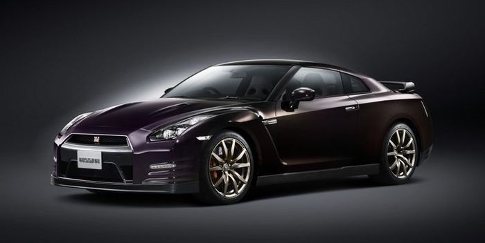 Nissan GT-R dengan warna Midnight Opal