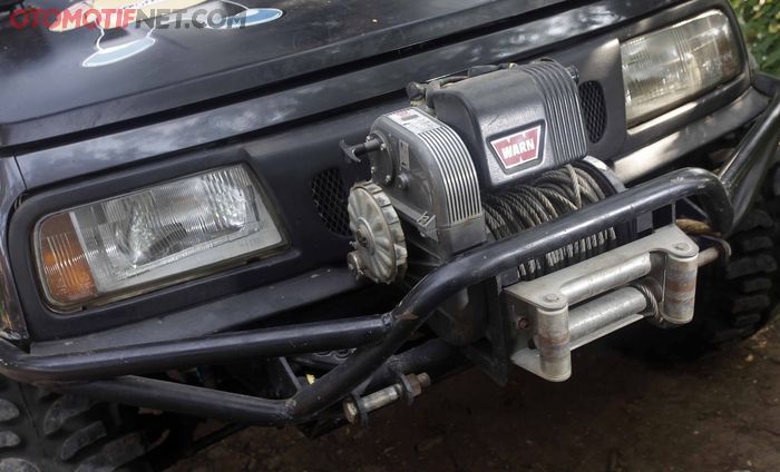 Desain bumper Suzuki Vitara ini dibikin minimalis, dipasangi winch Warn 8274. 