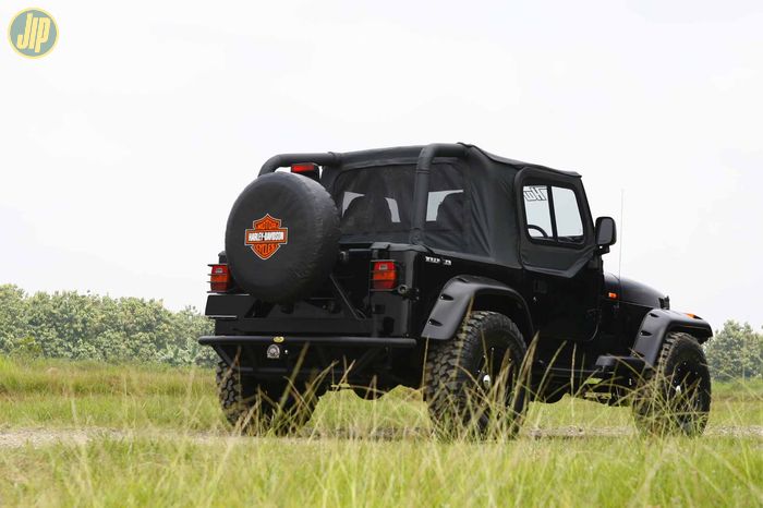 Half door, sliding window, dan kanvas Bestop dibeli duluan sebelum memiliki Jeep Wrangler YJ ini. 