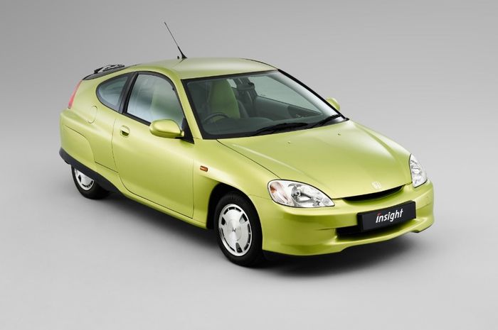 Honda Insight yang sudah diperkenalkan secara global sejak 1999 silam. Artinya, Honda kini merayakan 25 tahun pencapaian teknologi hybrid